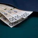 Portfel z banknotami 200 zł. Wartość za 30 lat pracy.