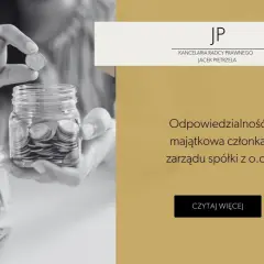 Ręka wrzuca monetę do słoika. JP, prezes zarządu, rozważa odpowiedzialność majątkową.