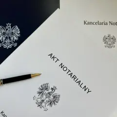 Akt notarialny na najem okazjonalny czeka na podpis. Długopis i orzeł w koronie symbolizują formalność i bezpieczeństwo transakcji.