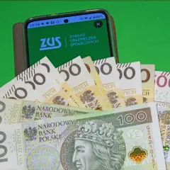 ZUS na ekranie telefonu i polskie banknoty. Czy to zapowiedź przyszłej emerytury i wieku, w którym będziemy mogli odpocząć?