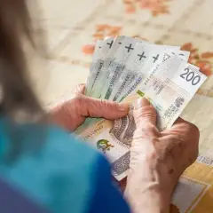 Dłonie liczą banknoty 200 zł. Czy to emerytura brutto netto, czy oszczędności na czarną godzinę?