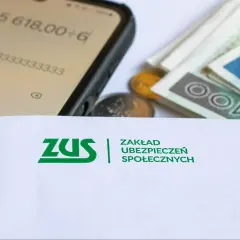 Telefon z kalkulatorem, pieniądze i dokument ZUS. Czy to wystarczy na życie, gdy czeka najniższa renta?