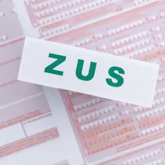 ZUS na tle dokumentów. Składka wypadkowa to ważny element ubezpieczenia społecznego.