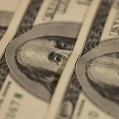 Stos banknotów 100-dolarowych. Zastanawiasz się, ile zarabia logistyk?