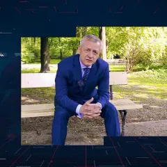 Mężczyzna w garniturze siedzi na ławce w parku. W tle cyfrowy interfejs z napisem RODO, sugerujący ochronę danych osobowych.