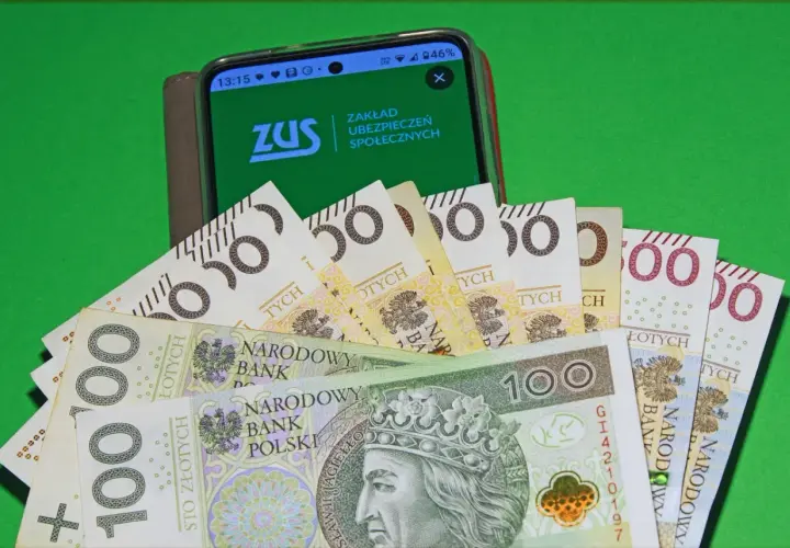 ZUS na ekranie telefonu i polskie banknoty. Czy to zapowiedź przyszłej emerytury i wieku, w którym będziemy mogli odpocząć?