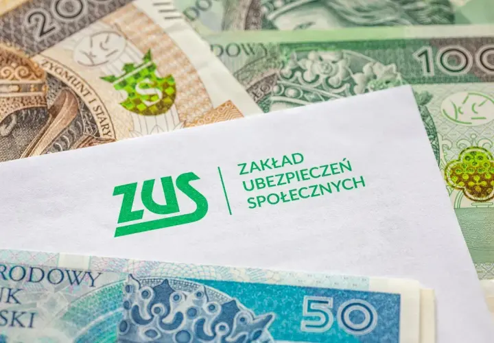 Koperta ZUS na tle polskich banknotów. Symbolizuje ubezpieczenie chorobowe i świadczenia socjalne.