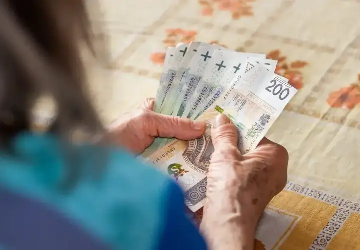 Dłonie liczą banknoty 200 zł. Czy to emerytura brutto netto, czy oszczędności na czarną godzinę?