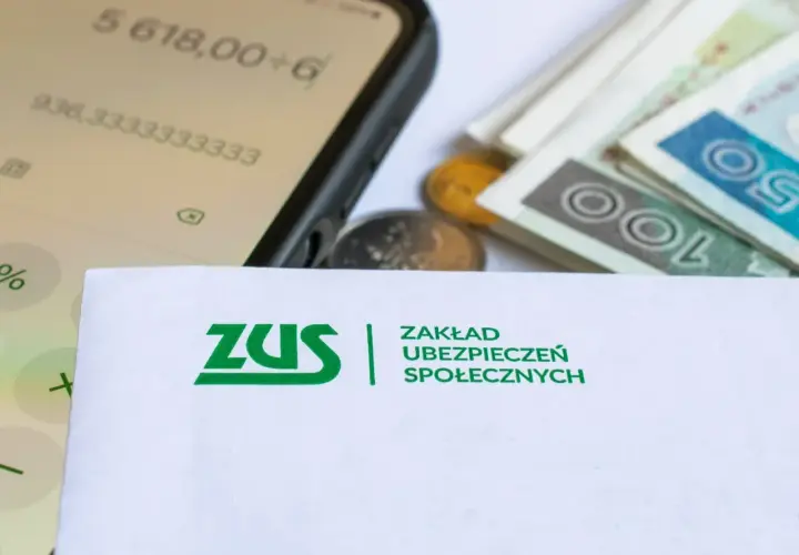 Telefon z kalkulatorem, pieniądze i dokument ZUS. Czy to wystarczy na życie, gdy czeka najniższa renta?