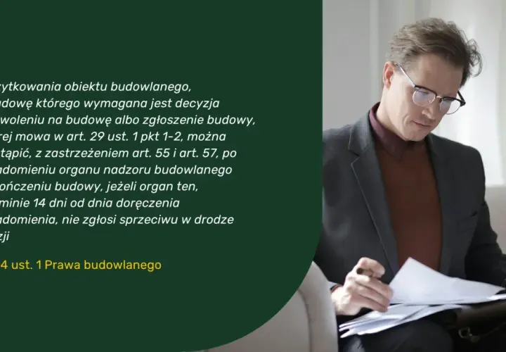 Mężczyzna w okularach analizuje dokumenty dotyczące pozwolenia na użytkowanie obiektu budowlanego.