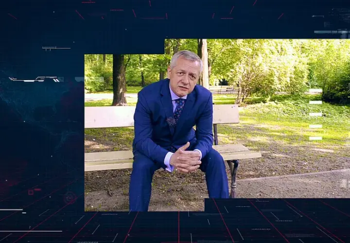 Mężczyzna w garniturze siedzi na ławce w parku. W tle cyfrowy interfejs z napisem RODO, sugerujący ochronę danych osobowych.