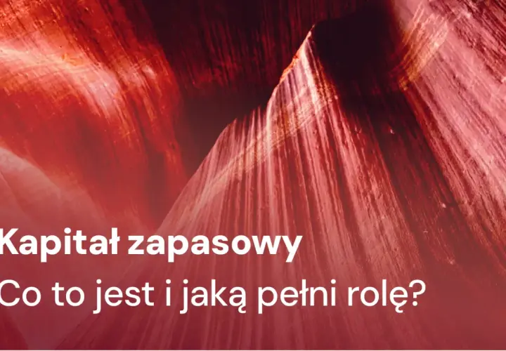 Kapitał zapasowy: budowanie bezpieczeństwa finansowego. Tekst na tle czerwonych, skalnych formacji.