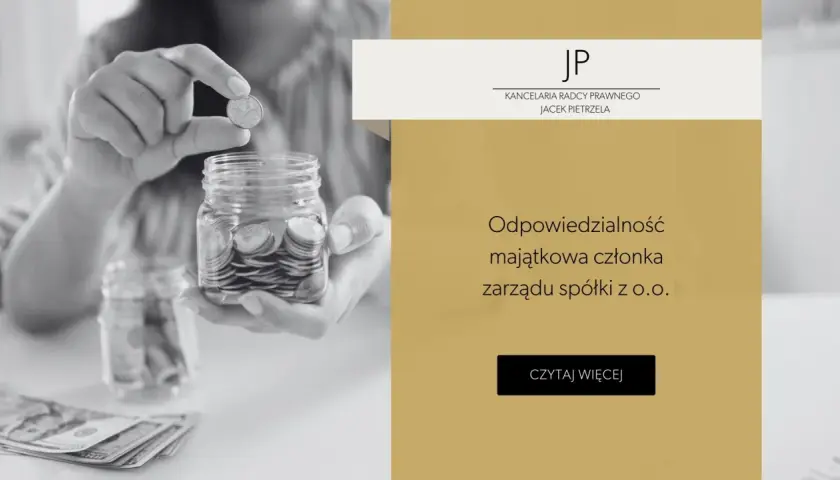 Ręka wrzuca monetę do słoika. JP, prezes zarządu, rozważa odpowiedzialność majątkową.
