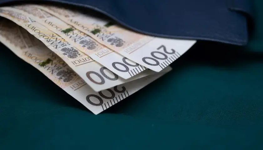 Portfel z banknotami 200 zł. Wartość za 30 lat pracy.
