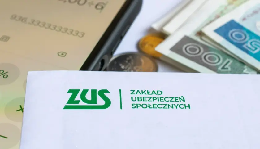 Telefon z kalkulatorem, pieniądze i dokument ZUS. Czy to wystarczy na życie, gdy czeka najniższa renta?