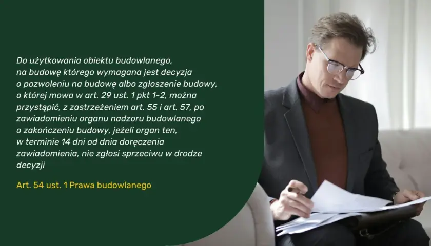 Mężczyzna w okularach analizuje dokumenty dotyczące pozwolenia na użytkowanie obiektu budowlanego.