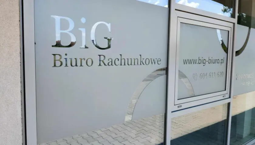 Logo "BiG Biuro Rachunkowe" na witrynie z adresem www i numerem telefonu.