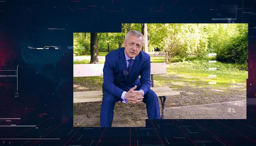Mężczyzna w garniturze siedzi na ławce w parku. W tle cyfrowy interfejs z napisem RODO, sugerujący ochronę danych osobowych.