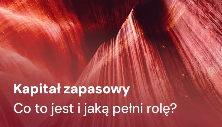 Kapitał zapasowy: budowanie bezpieczeństwa finansowego. Tekst na tle czerwonych, skalnych formacji.