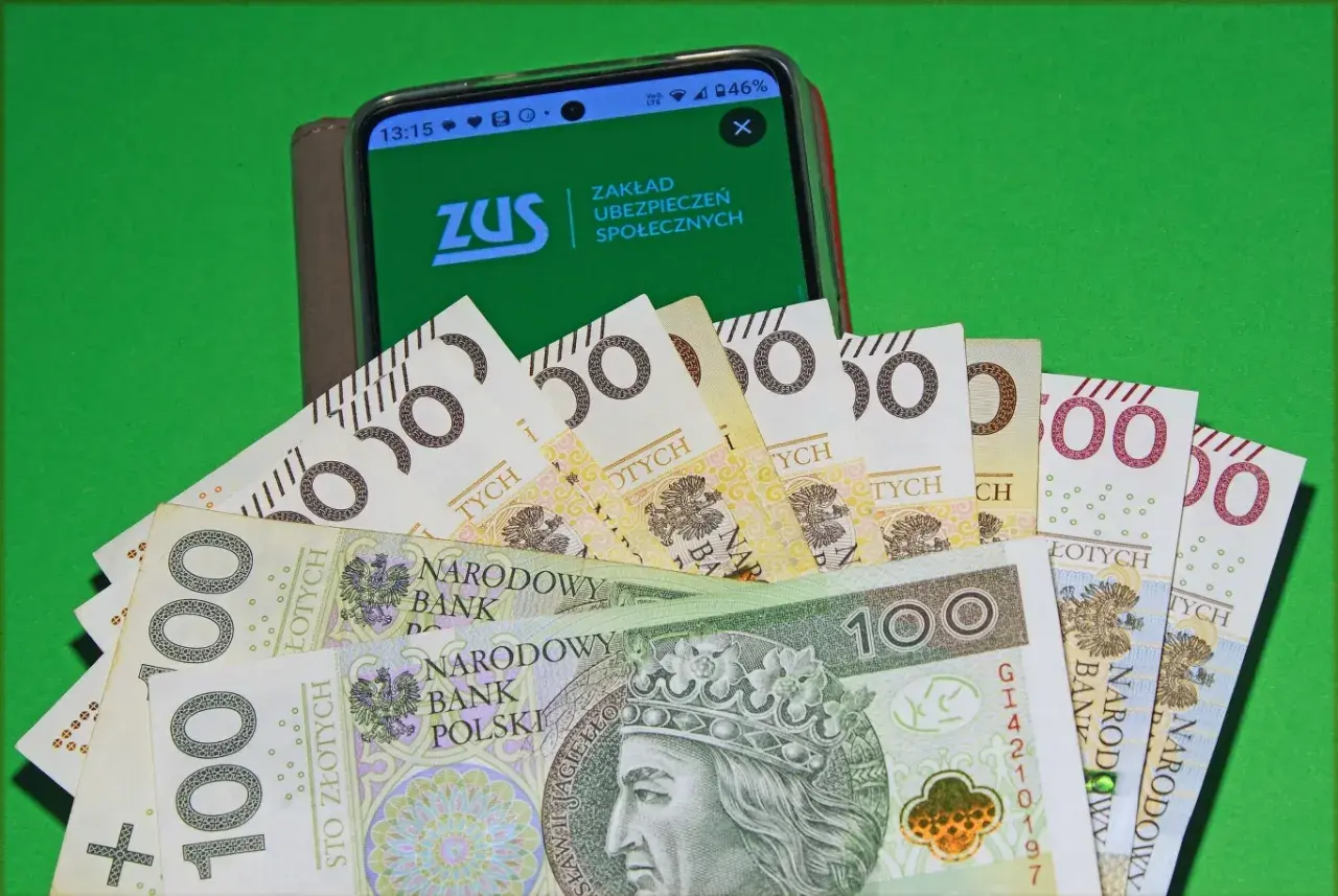 ZUS na ekranie telefonu i polskie banknoty. Czy to zapowiedź przyszłej emerytury i wieku, w którym będziemy mogli odpocząć?