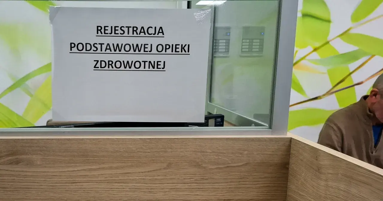 Tabliczka "Rejestracja podstawowej opieki zdrowotnej" w poczekalni. Dostęp do usług medycznych i ubezpieczenie zdrowotne to podstawa.