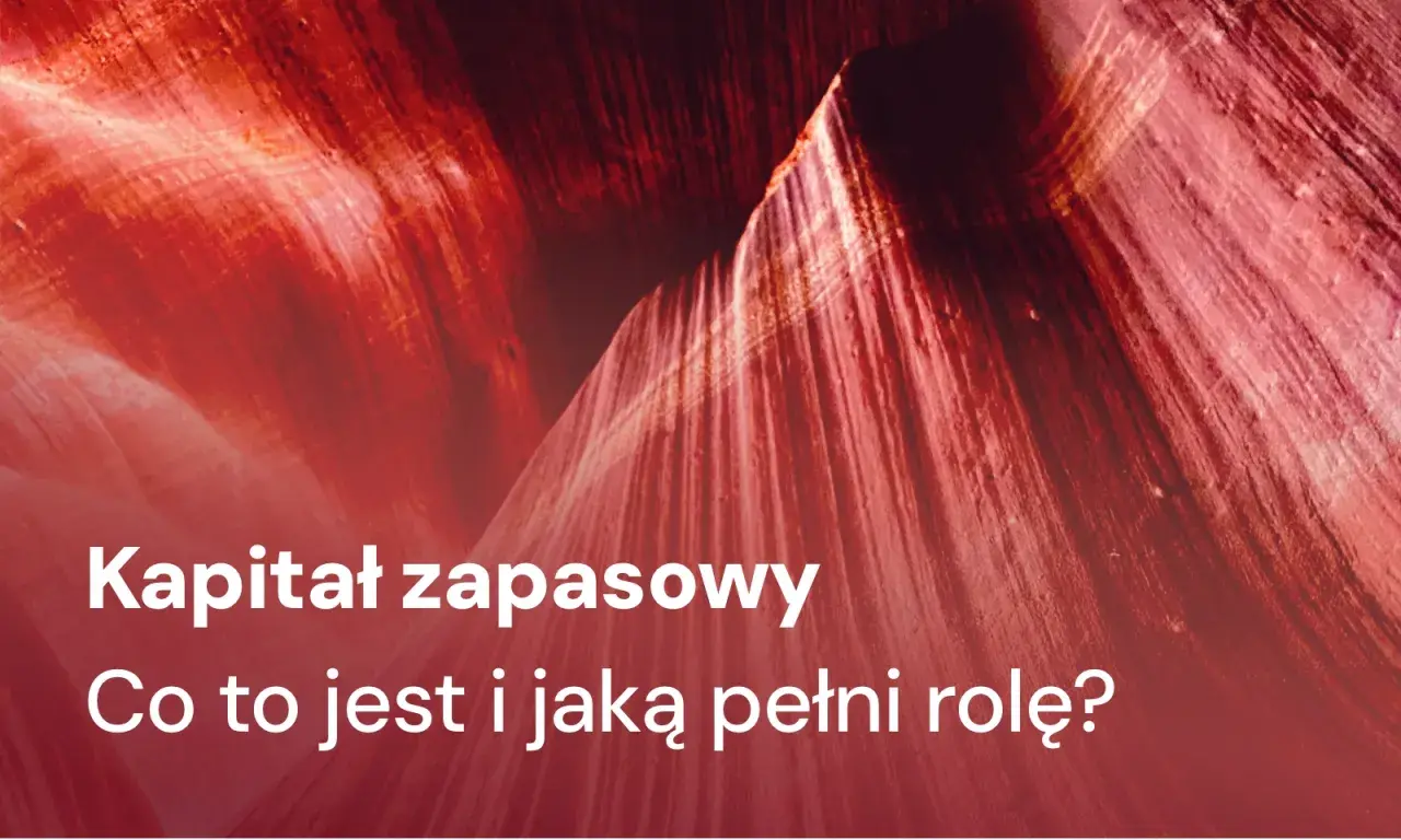 Kapitał zapasowy: budowanie bezpieczeństwa finansowego. Tekst na tle czerwonych, skalnych formacji.