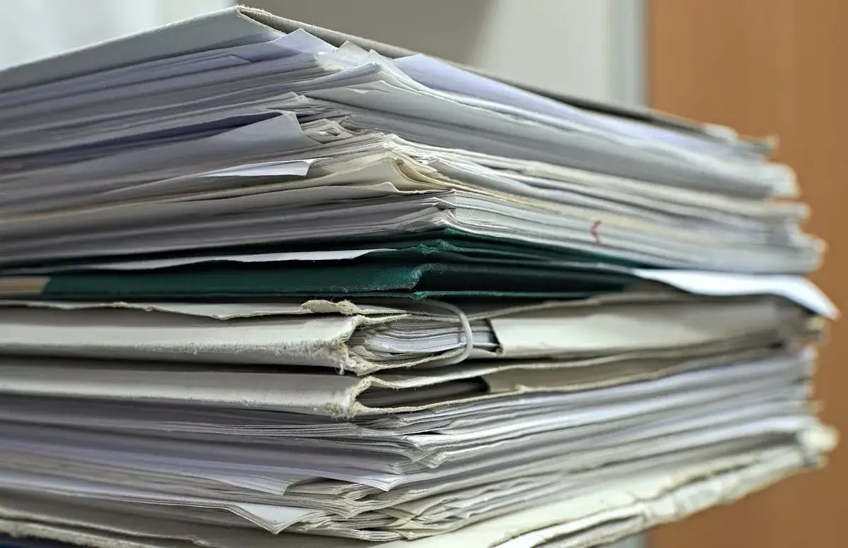 dokumenty upadłość konsumencka stos papierów