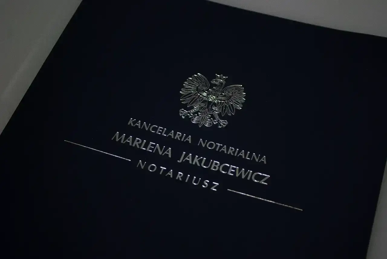 Elegancka okładka kancelarii notarialnej z godłem Polski. Dokumenty dotyczące dziedziczenia i testamentów.