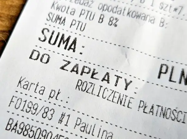 Fragment paragonu fiskalnego z napisem "SUMA: DO ZAPŁATY" i informacją o karcie płatniczej.